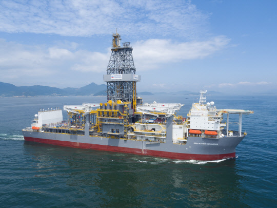 대우조선해양이 건조해 지난 23일 인도한 트랜스오션사의 드릴십 모습<대우조선해양 제공>